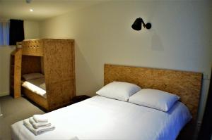 a bedroom with a bed and a bunk bed with a ladder at Hotel Heye 130 in Amsterdam