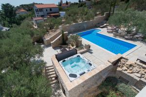 Bazén v ubytování Villa Kos Murter Apartments nebo v jeho okolí