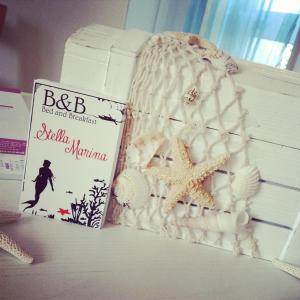 una torta con una stella marina e un libro su un tavolo di B&B Stella Marina a Manfredonia
