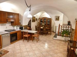 CivezzaにあるCasa Mamma Rosettaのキッチン、ダイニングルーム(テーブル、椅子付)