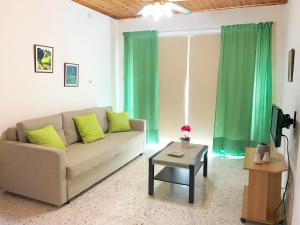un salon avec un canapé et une table dans l'établissement Himonas Apartments, à Pissoúri