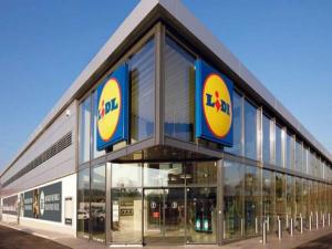 Supermarket nebo jiné obchody v  penzionu nebo okolí