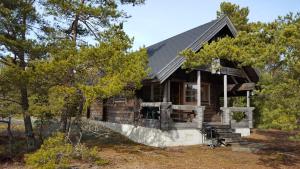 a log cabin in the woods with trees at Spauna in Kustavi