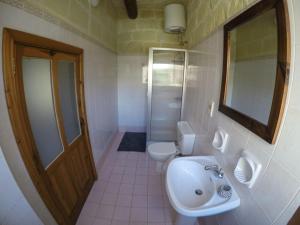 Koupelna v ubytování Shanti Ghar Gozo + 27 fotografií
