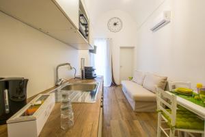A kitchen or kitchenette at Dimora Antica Via MiLord