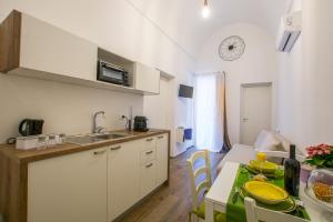 A kitchen or kitchenette at Dimora Antica Via MiLord