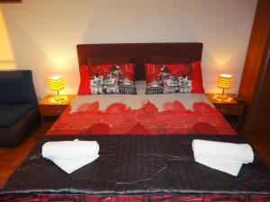 1 dormitorio con 1 cama roja y 2 lámparas en Sea View Apartment, en Cavtat
