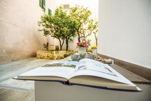 A garden outside Dimora Antica Via MiLord