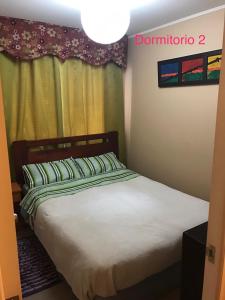 1 dormitorio con 1 cama en una habitación con ventana en Condominio Matta Torre 1, en Temuco