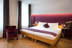 Rúm í herbergi á Boutique Hotel NI-MO