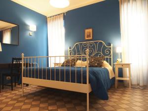 1 dormitorio con 1 cama con pared azul en Le Stanze di Pietro, en Roma