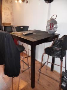 アヴィニョンにあるCoeur de Provence STCの木製テーブル(椅子付)、リモコンが備わります。