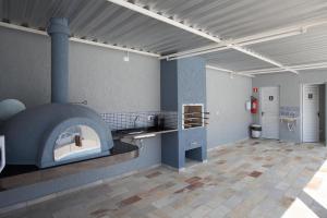 a bathroom with a brick oven in a room at Apartamento Erica Itaguá proximo da Praia Grande in Ubatuba