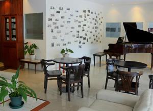 Uma área de estar em Hotel San Martin