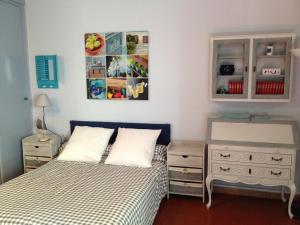 アヴィニョンにあるCœur de Provence GPのベッドルーム1室(ベッド2台、ドレッサー付)