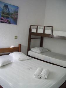 Uma ou mais camas em beliche em um quarto em Hotel Alaska