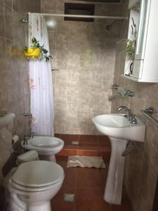 Un baño de Cabañas Sehuen