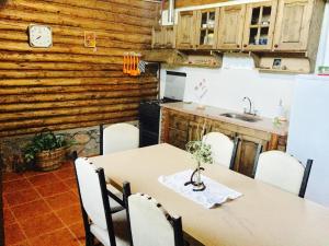 Una cocina o kitchenette en Cabañas Sehuen
