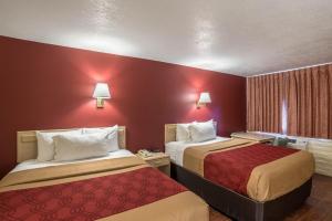 Un pat sau paturi într-o cameră la Econo Lodge I-40 Exit 286-Holbrook Holbrook