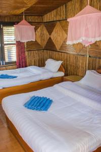 Letto o letti in una camera di Chitwan Tiger Camp