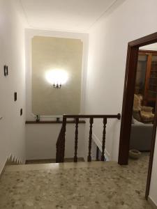 un corridoio con una scala con uno specchio e una scala di La Casa di Nila a Pisa
