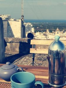 オストゥーニにあるAntica Casa "Lelays"のお茶セット、景色を望むテーブル