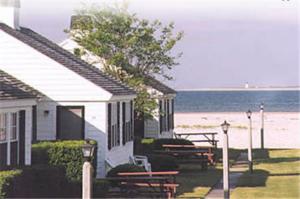 una casa en la playa junto al océano en Kalmar Village & Tradewinds, en North Truro