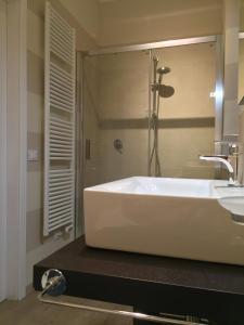 Bathroom sa Relais Torre Dei Torti - Luxury Bed and Breakfast
