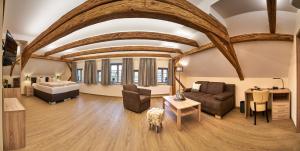 una gran sala de estar con un gran techo de madera. en Gasthof Gigl, en Neustadt an der Donau