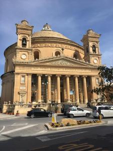 El edificio en el que está la casa de huéspedes