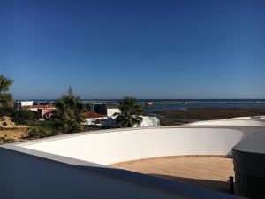 フゼタにあるFuseta Ria Villaの建物の屋根から海の景色を望む