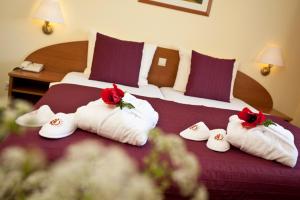 a hotel room with a bed with towels and roses at Nationalparkhotel Kranichrast in Schwarzenhof