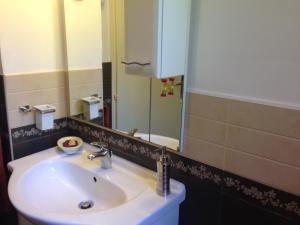 y baño con lavabo y espejo. en Apartment Sarajevo Hills, en Sarajevo
