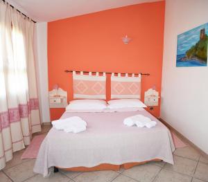 アルバタックスにあるCasa Vacanza Porto Frailis già Porto Frailis B&Bのベッドルーム1室(タオル付)