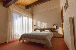 Кровать или кровати в номере Hotel Le Tetras