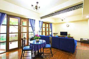 TV a/nebo společenská místnost v ubytování Shewe Wana Suite Resort