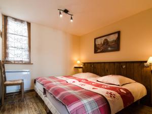 een slaapkamer met een bed en een raam bij Gîtes Strengbach in Ribeauvillé