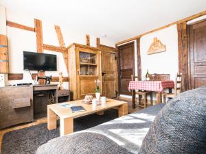 - un salon avec un canapé et une table dans l'établissement Gîtes Strengbach, à Ribeauvillé
