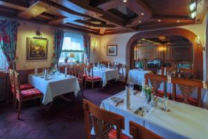 A restaurant or other place to eat at Hotel-Restaurant Kunz