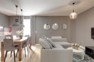 sala de estar con sofá blanco y mesa en City Stays Bica Apartments en Lisboa