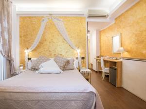 a bedroom with a bed and a desk at Hotel Marina in Monterosso al Mare