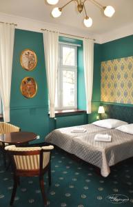 Willa Impresja Hotel i Restauracja tesisinde bir odada yatak veya yataklar