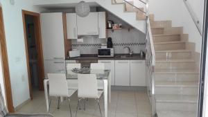 A kitchen or kitchenette at Duplex Atlan II