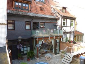 クヴェードリンブルクにあるFerienwohnung unterm Schreckensturmのバルコニー付きの家の外の景色を望めます。