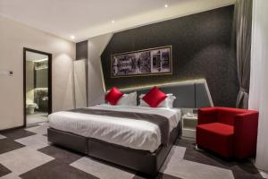 Postel nebo postele na pokoji v ubytování Iconic Hotel