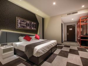 Postel nebo postele na pokoji v ubytování Iconic Hotel