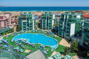 Bazén v ubytování Hotel Primorsko Del Sol nebo v jeho okolí