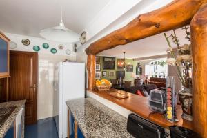 een keuken en een woonkamer met een houten aanrecht bij "HomeySuite" in Estoril Beach Apartment in Estoril