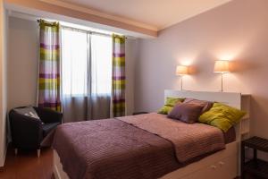 Säng eller sängar i ett rum på "HomeySuite" in Estoril Beach Apartment