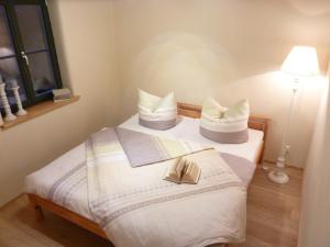 Ein Bett oder Betten in einem Zimmer der Unterkunft Ferienwohnung unterm Schreckensturm